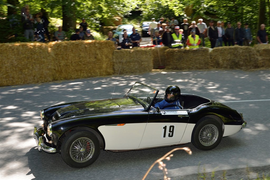 Hans Geschwendtner fra Dragør er en af ejerne af Munkebjerg Hotel, som i denne sommer fylder 50 år. Han deltager selv hvert år i løbet i sin Austin Healey 3000, og her kører han gennem Casinosvinget på vej mod en tredjeplads i sin klasse
(Foto: Michael Eisenberg)